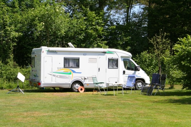 Camper op het veld